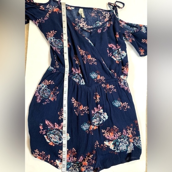 Juniors MUDD Navy Floral Cold Shoulder Romper size Small - Picture 5 of 8
